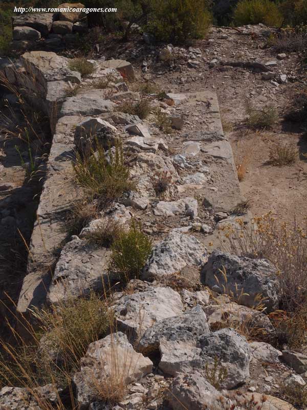 CORRALES BAJO LA PEÑA. AL FONDO, EL TEMPLO